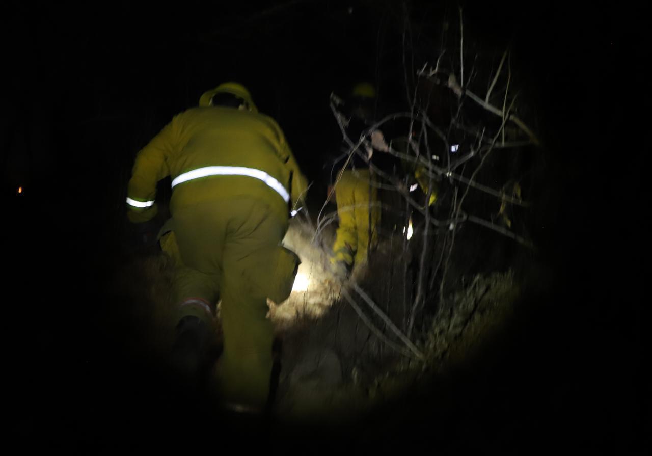 $!Alcanza la noche a quienes combaten el fuego en sierra de Concordia