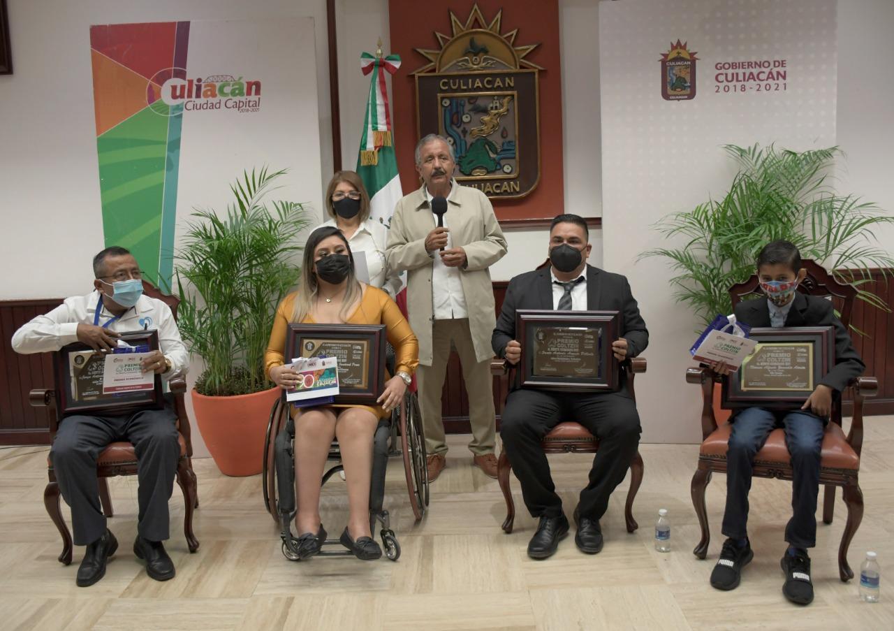 $!Entrega Estrada Ferreiro premios Coltzin a culiacanenses ejemplares por méritos ciudadanos
