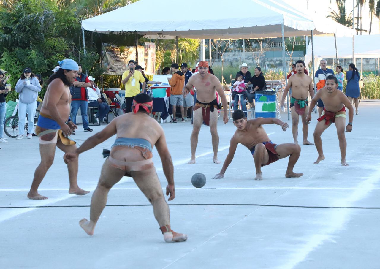 $!Dan exhibición de Ulama en el Parque Central en Mazatlán
