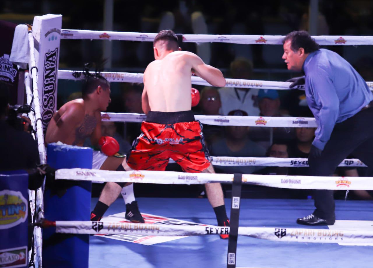 $!Feroz triunfo de Juan Estrada en velada de box Sangre Nueva 2