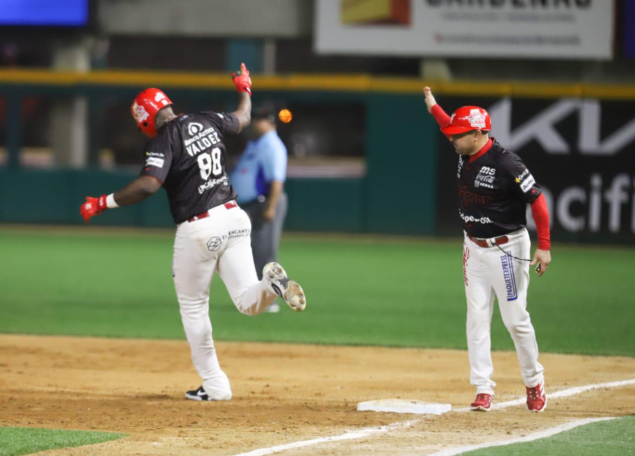 $!Venados pega de nuevo a Tomateros y está a la mitad del camino a la final