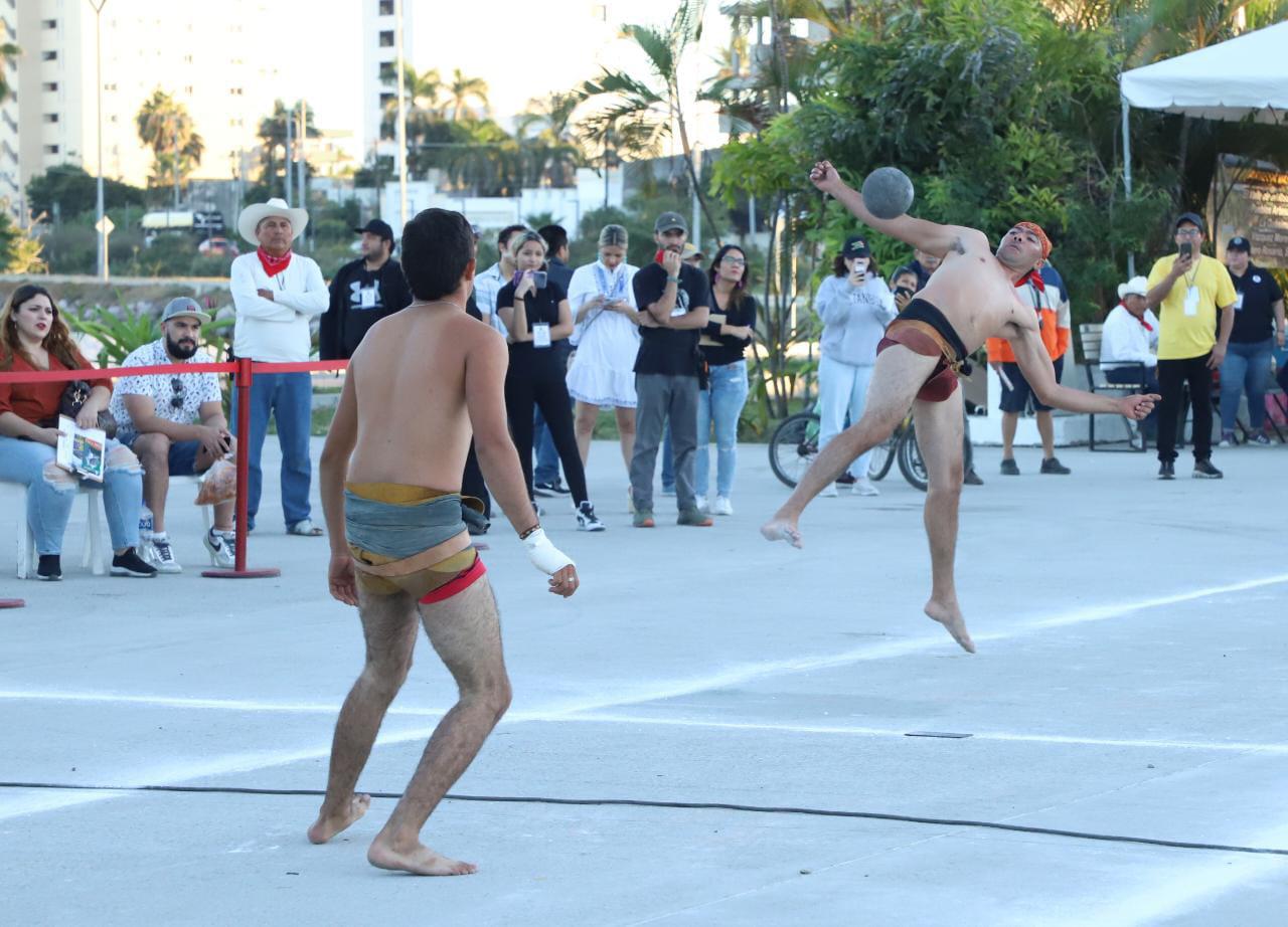 $!Dan exhibición de Ulama en el Parque Central en Mazatlán