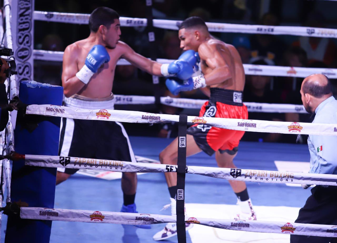 $!Feroz triunfo de Juan Estrada en velada de box Sangre Nueva 2