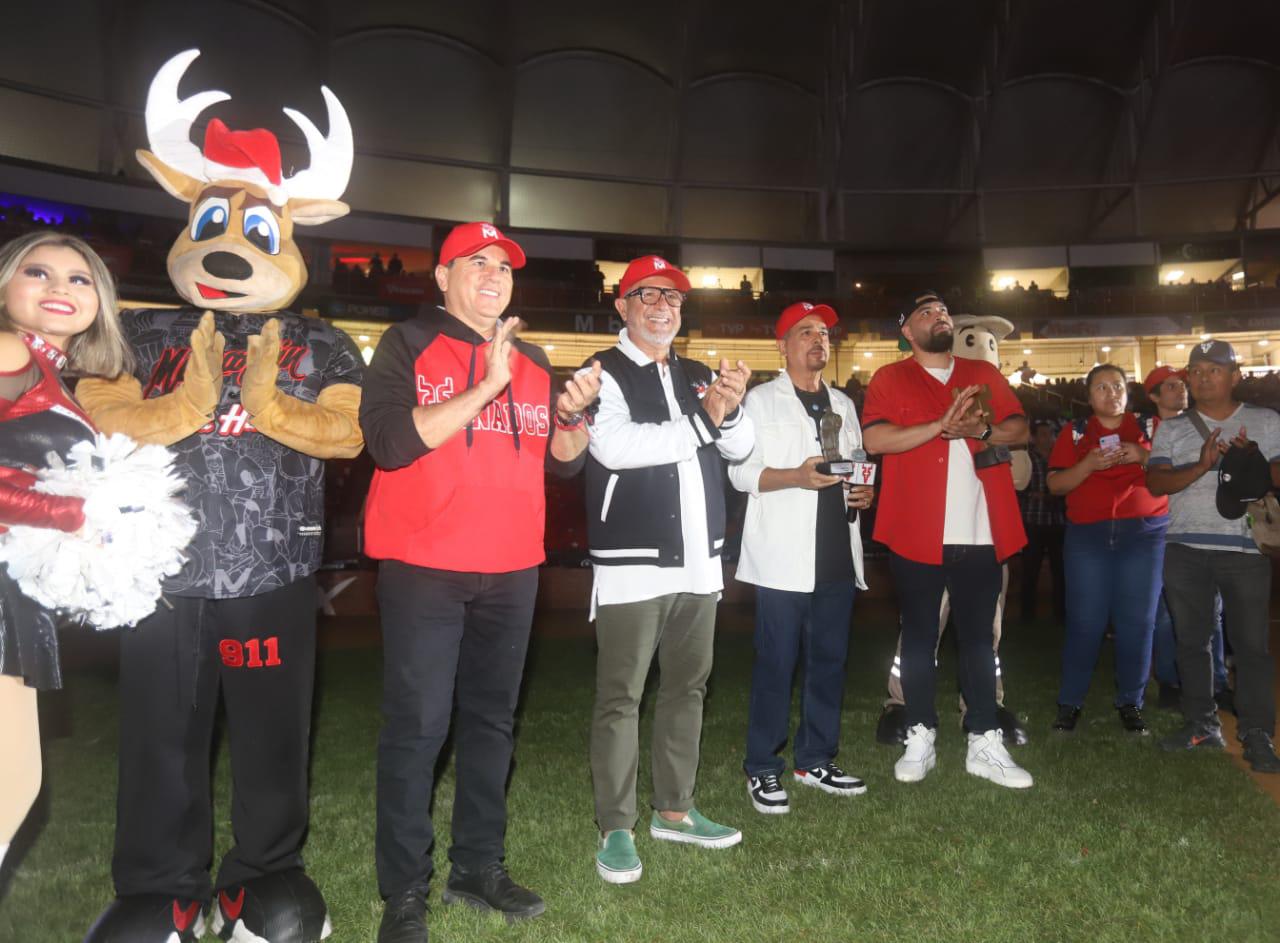 $!Entrega Venados premio Orgullo Mazatlán a Antonio López Sáenz