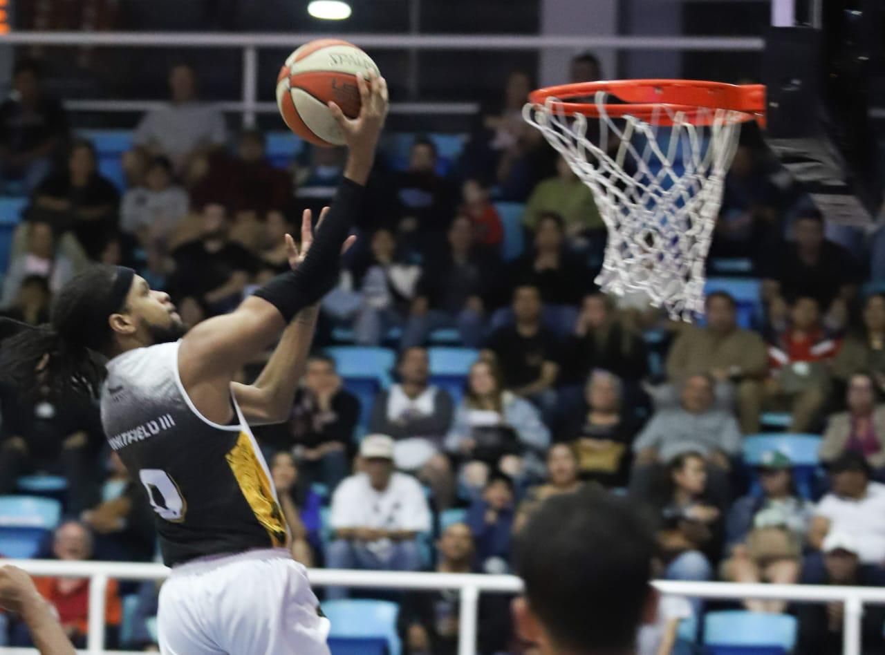 $!Venados Basketball logra cardiaco triunfo en presentación de Jeff Ledbetter