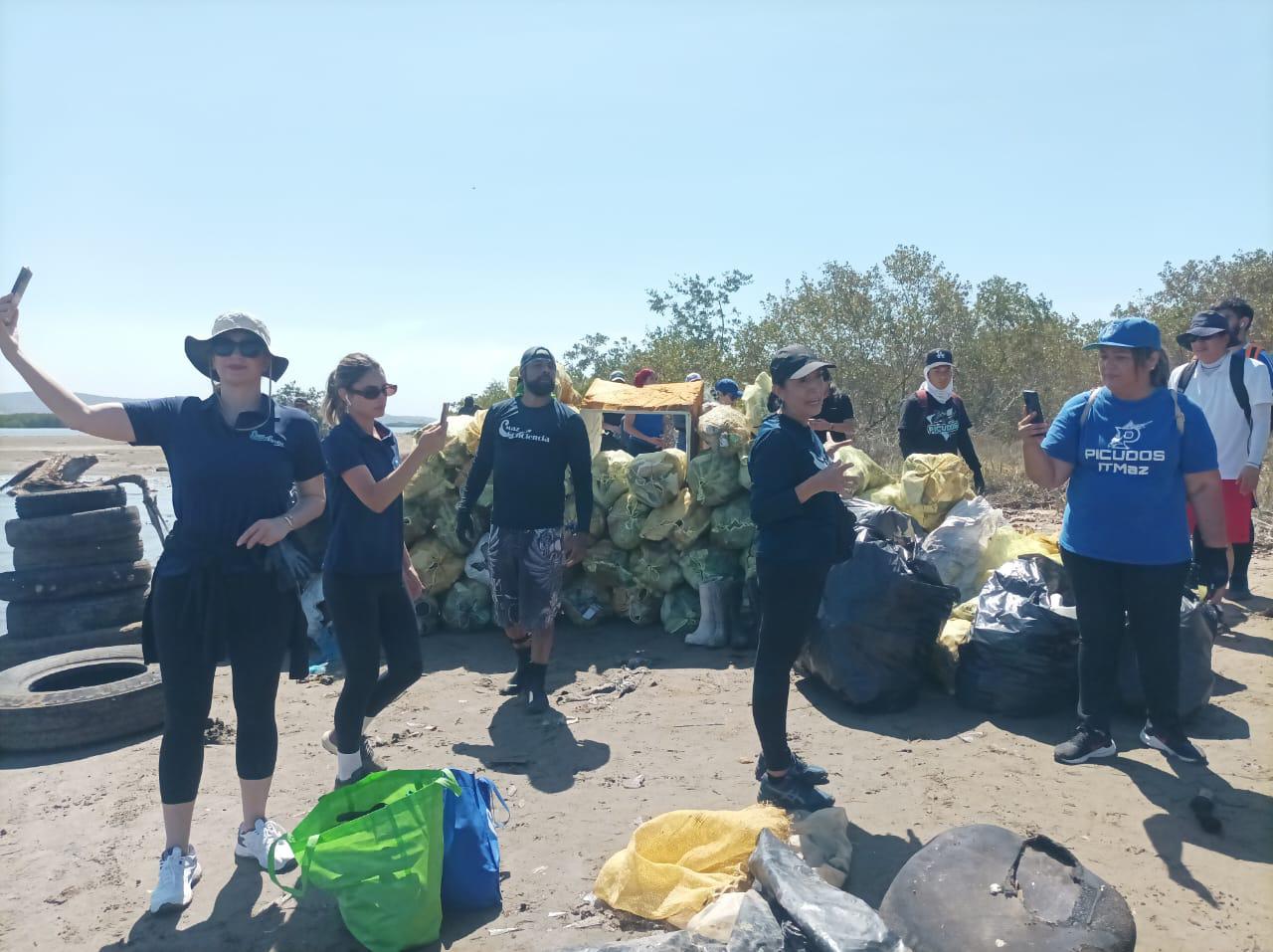 $!Recogen 1.4 toneladas de basura en mangle de la Isla de la Piedra