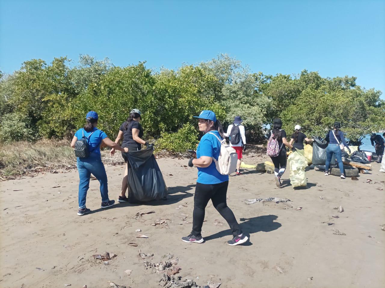 $!Recogen 1.4 toneladas de basura en mangle de la Isla de la Piedra