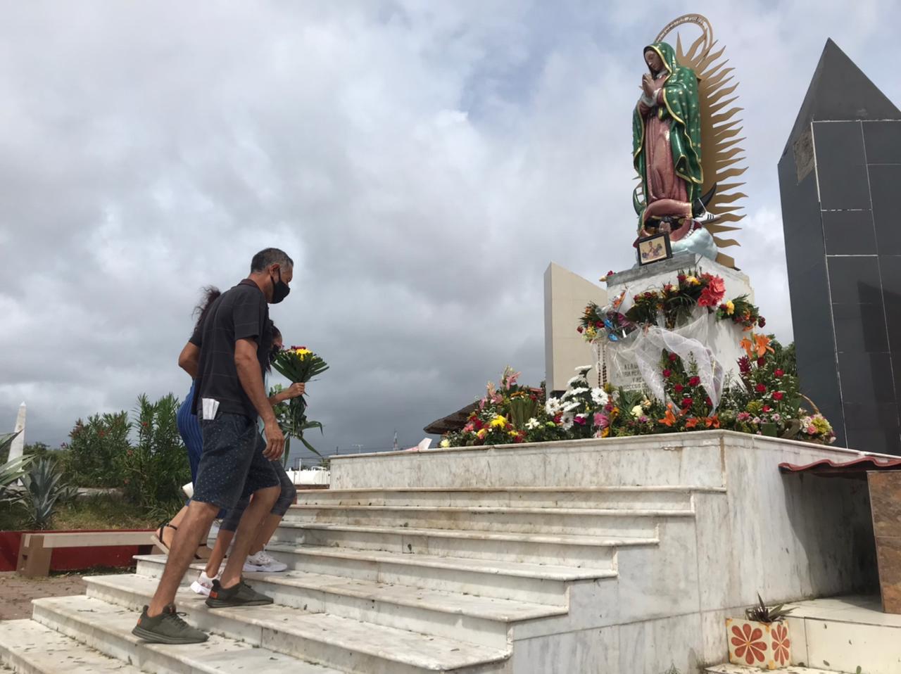 $!En Mazatlán agradecen a la Virgen de La Puntilla hasta tener luz eléctrica