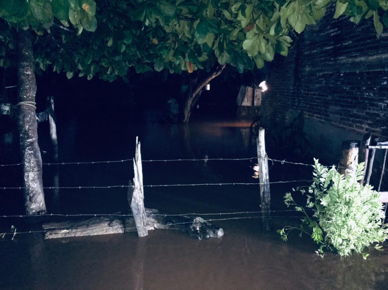 $!Al sur de Escuinapa, en La Concha, el Río Las Cañas incrementa de nivel y alcanza viviendas