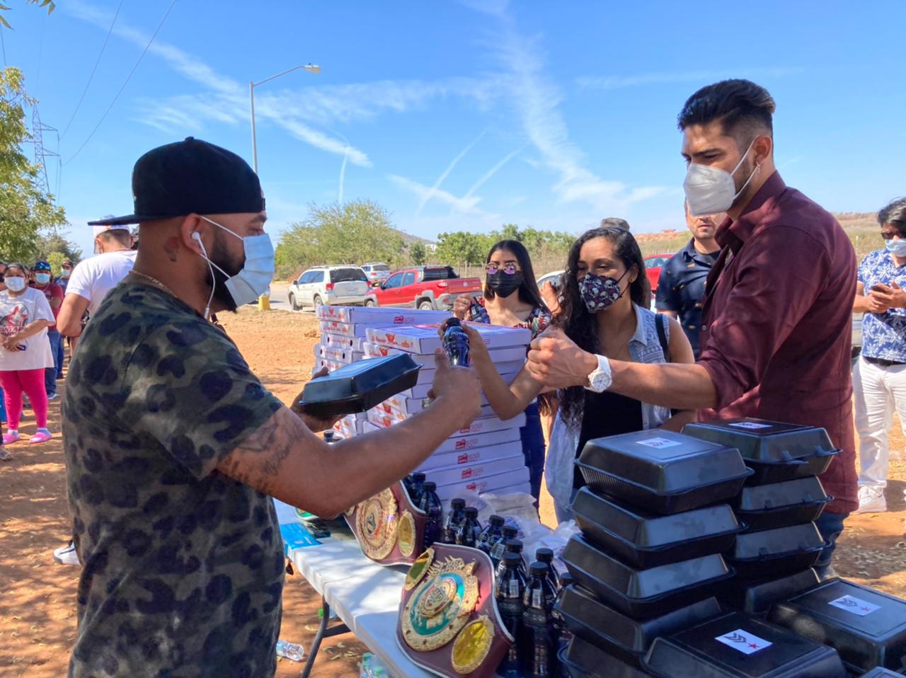 $!‘Zurdo’ Ramírez y Pacho reparten alimentos en el Hospital General de Mazatlán