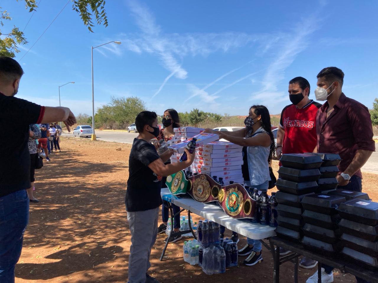 $!‘Zurdo’ Ramírez y Pacho reparten alimentos en el Hospital General de Mazatlán
