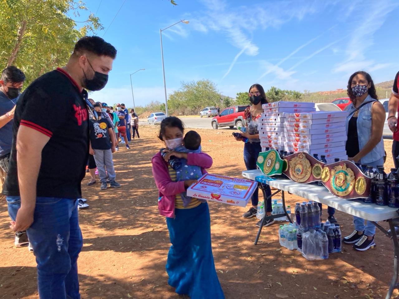 $!‘Zurdo’ Ramírez y Pacho reparten alimentos en el Hospital General de Mazatlán