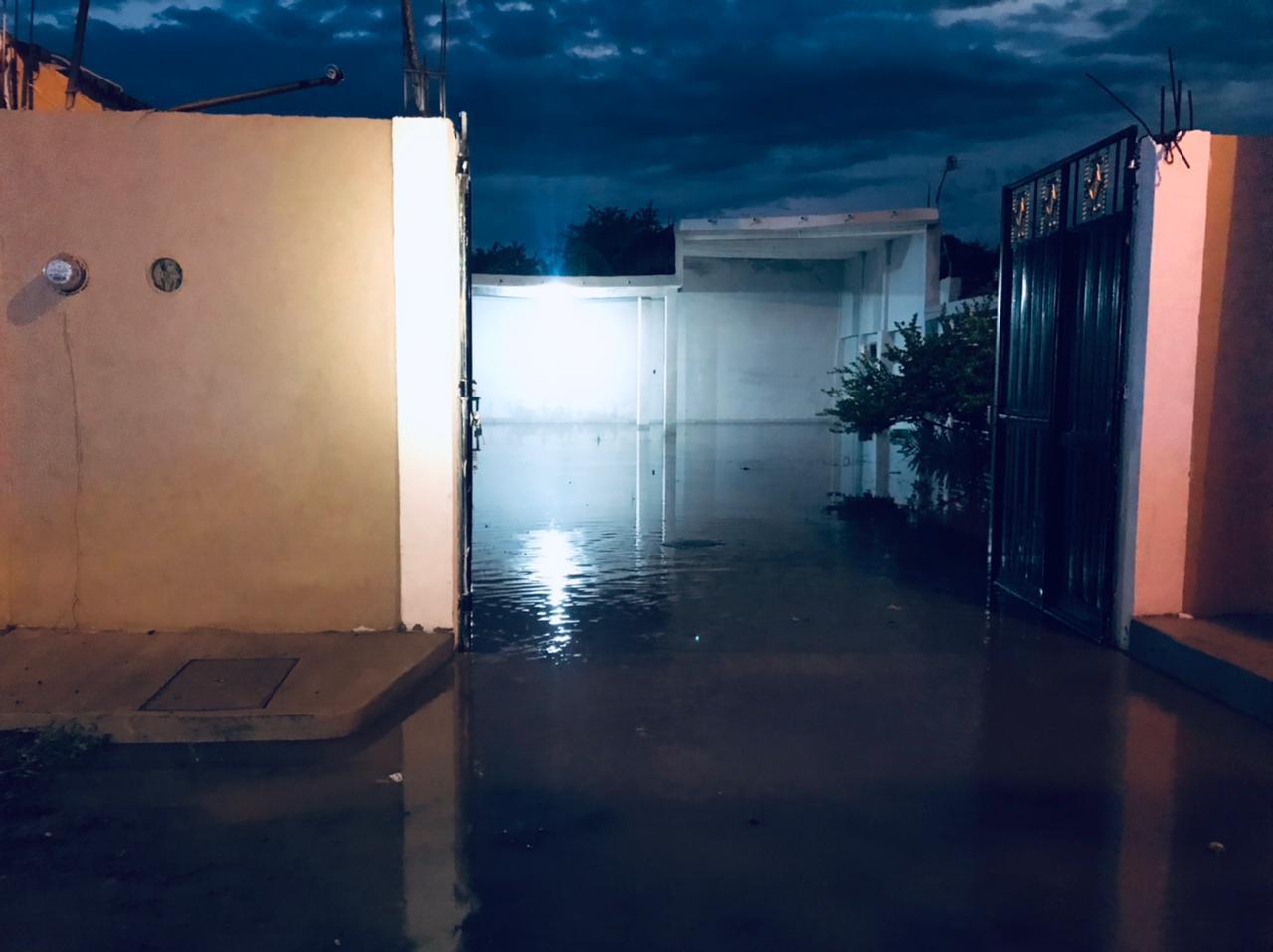 $!Al sur de Escuinapa, en La Concha, el Río Las Cañas incrementa de nivel y alcanza viviendas