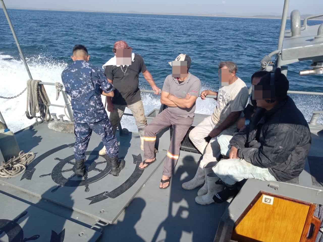 $!Rescatan a 6 tripulantes de buque camaronero en altamar en Mazatlán