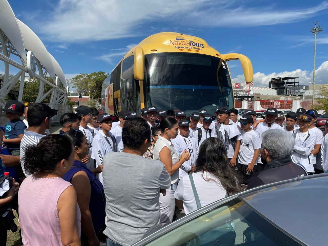 $!Llenas de ilusiones, parten delegaciones de softbol y voleibol de Mazatlán al estatal