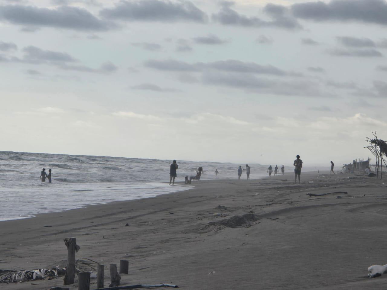 $!Playa El Caimanero registra baja afluencia durante periodo vacacional