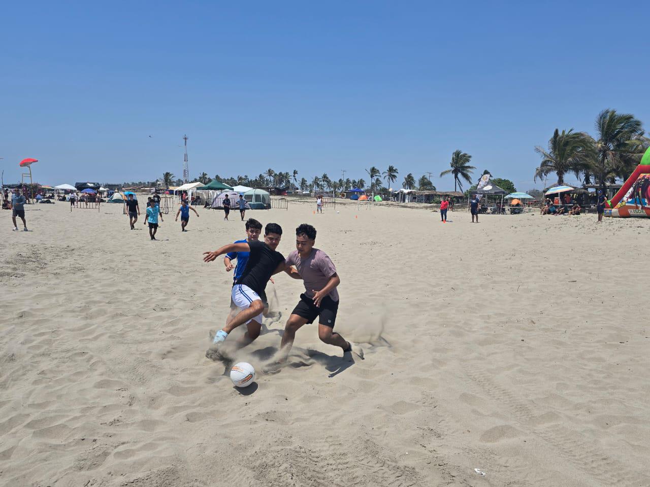 $!Dirección de Deportes realiza actividades en playa El Caimanero, en Rosario