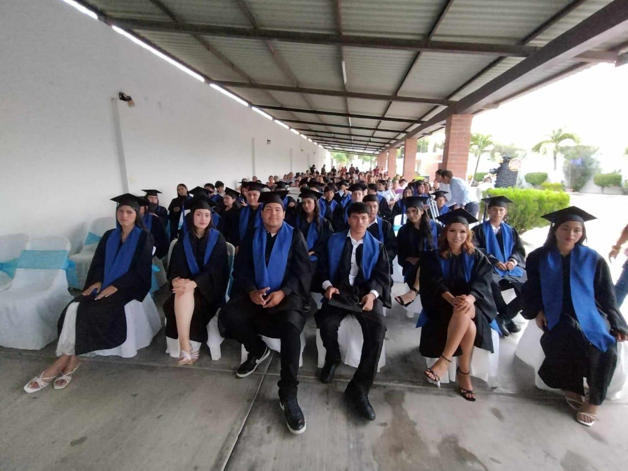 $!Egresan 220 estudiantes de la preparatoria UAS en Rosario