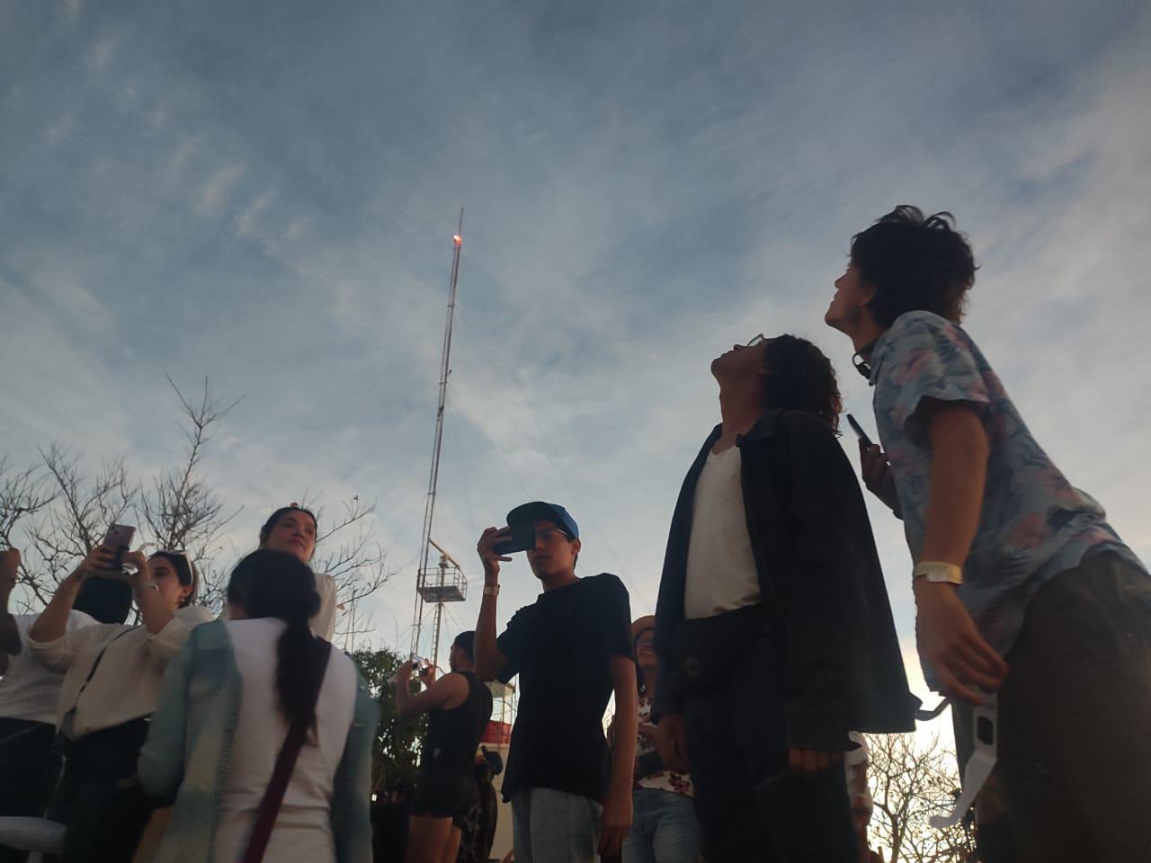 $!Viven con intensidad y hasta con lágrimas el Eclipse Total de Sol en el Faro de Mazatlán