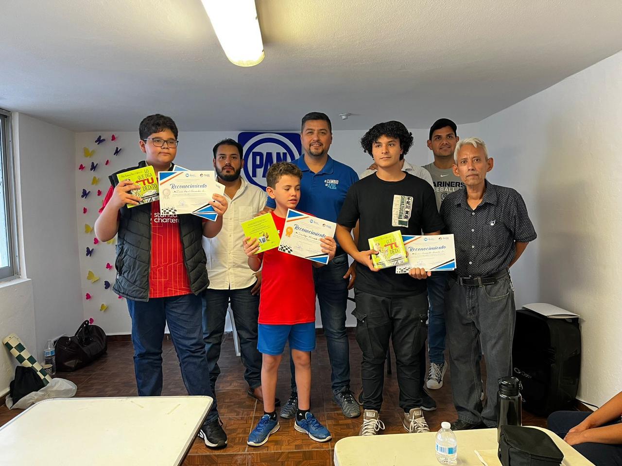 $!Los tres mejores ajedrecistas de la justa entre los organizadores del evento.