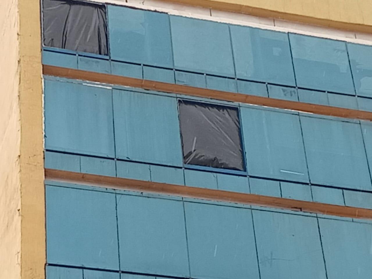 $!Fuertes vientos en Culiacán afectan ventanales y estructura de anuncios
