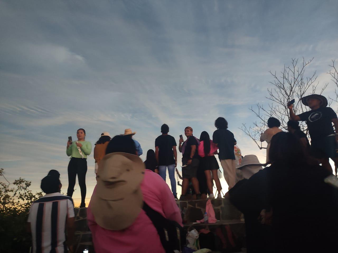 $!Viven con intensidad y hasta con lágrimas el Eclipse Total de Sol en el Faro de Mazatlán