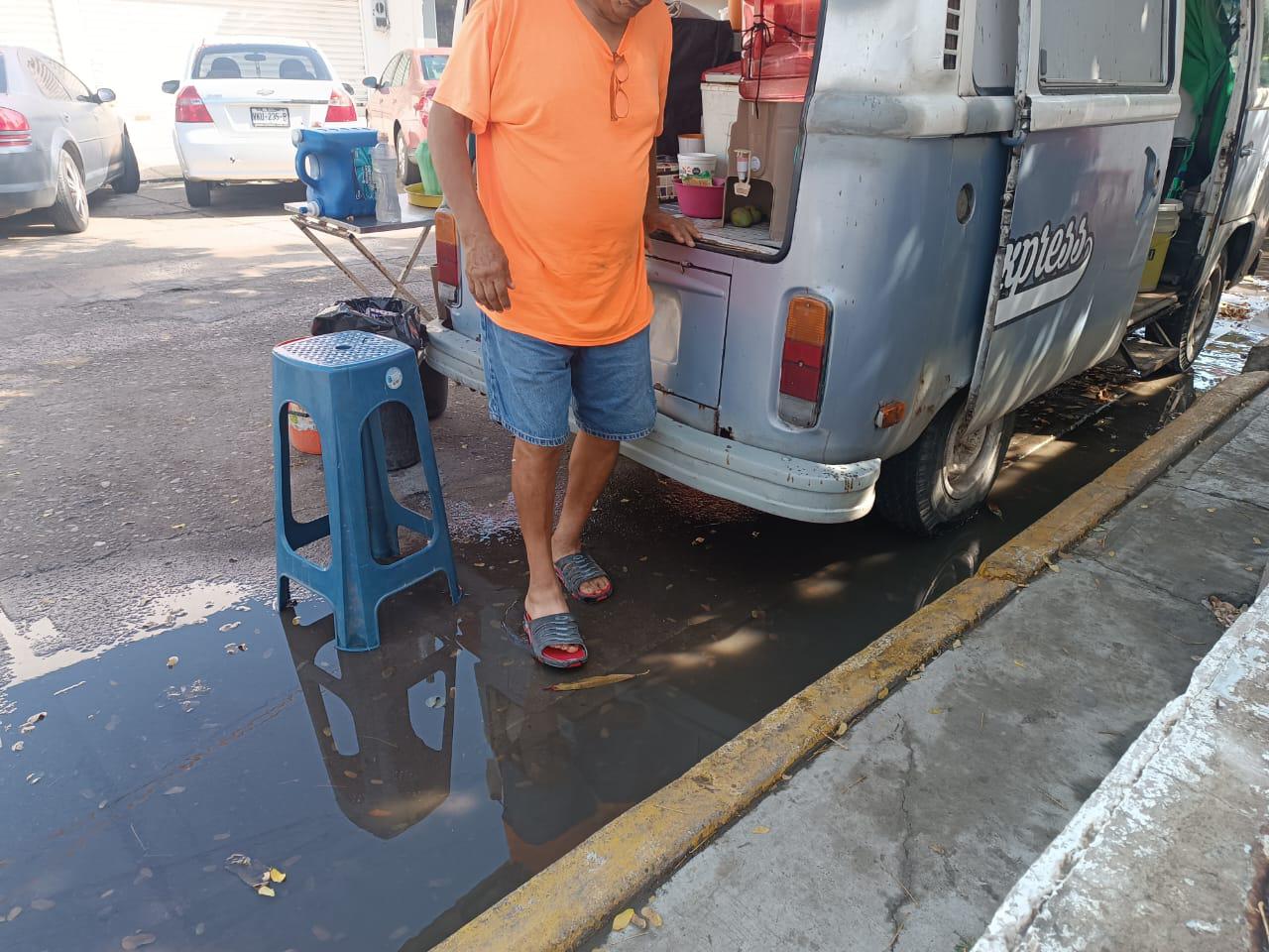 $!Continúan encharcamientos en Mazatlán por lluvias afectando a negocios en la vía pública