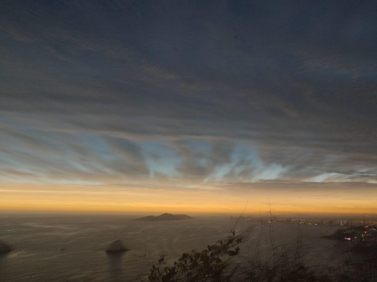 $!Viven con intensidad y hasta con lágrimas el Eclipse Total de Sol en el Faro de Mazatlán