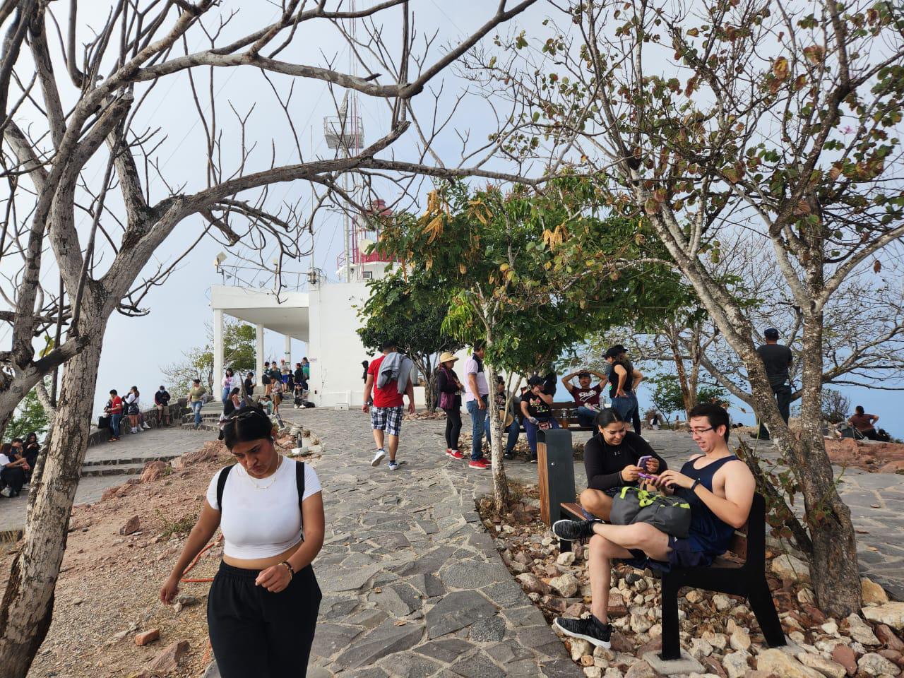 $!Pese a la niebla, visitantes no se pierden del faro de Mazatlán