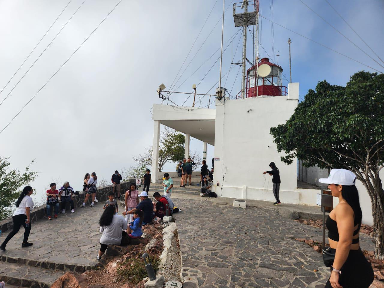 $!Pese a la niebla, visitantes no se pierden del faro de Mazatlán