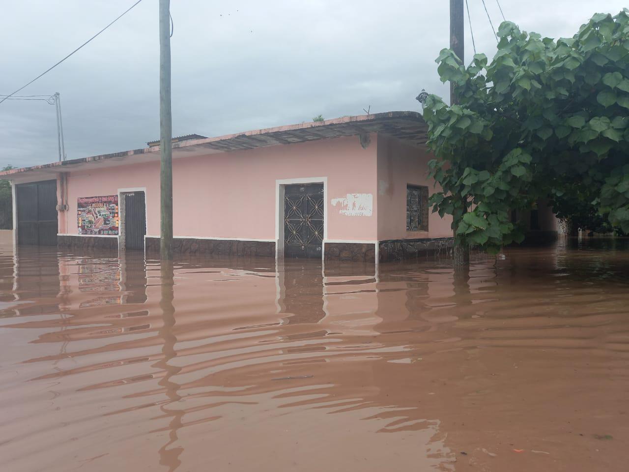 $!Aún cuando las casas estaban a un kilómetro, ‘Pamela’ hizo que el agua del río llegara hasta las viviendas en La Concha