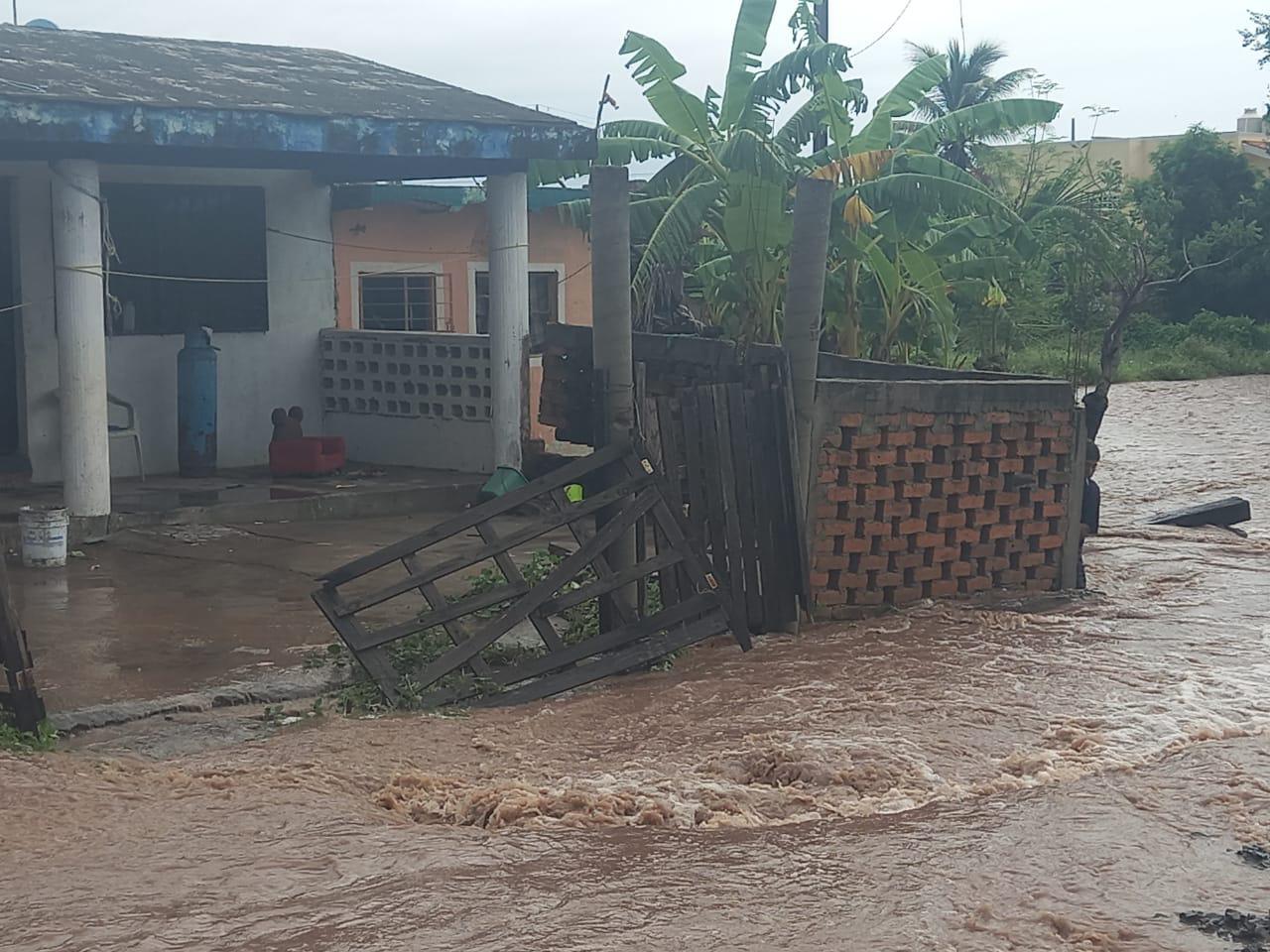 $!Aún cuando las casas estaban a un kilómetro, ‘Pamela’ hizo que el agua del río llegara hasta las viviendas en La Concha
