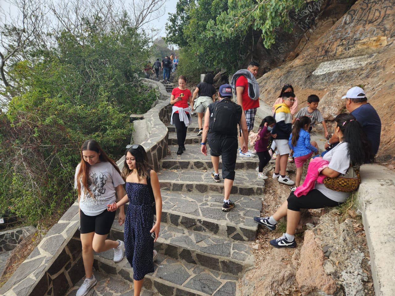 $!Pese a la niebla, visitantes no se pierden del faro de Mazatlán
