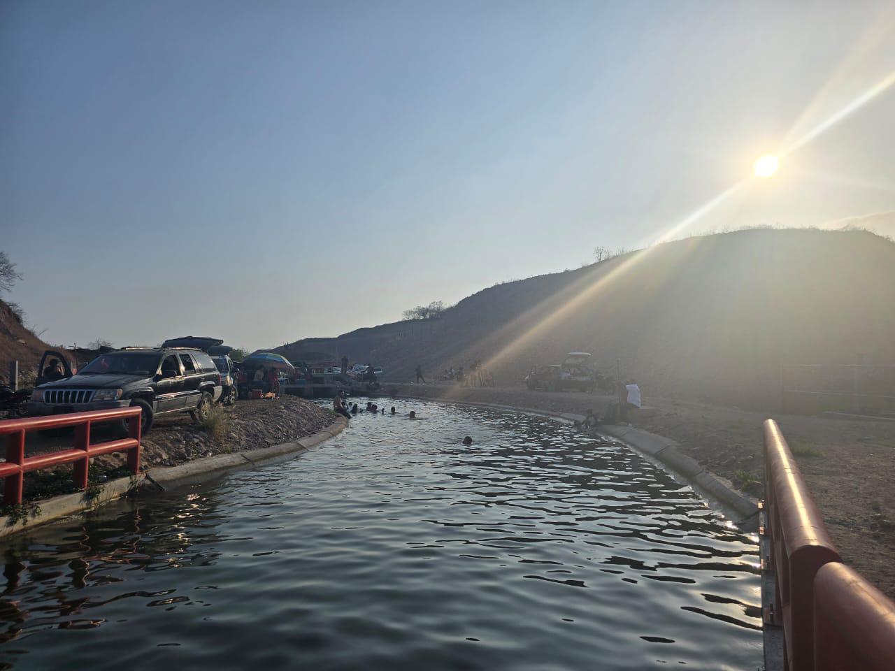 $!Convierten vecinos en balneario parte del canal de la presa Santa María