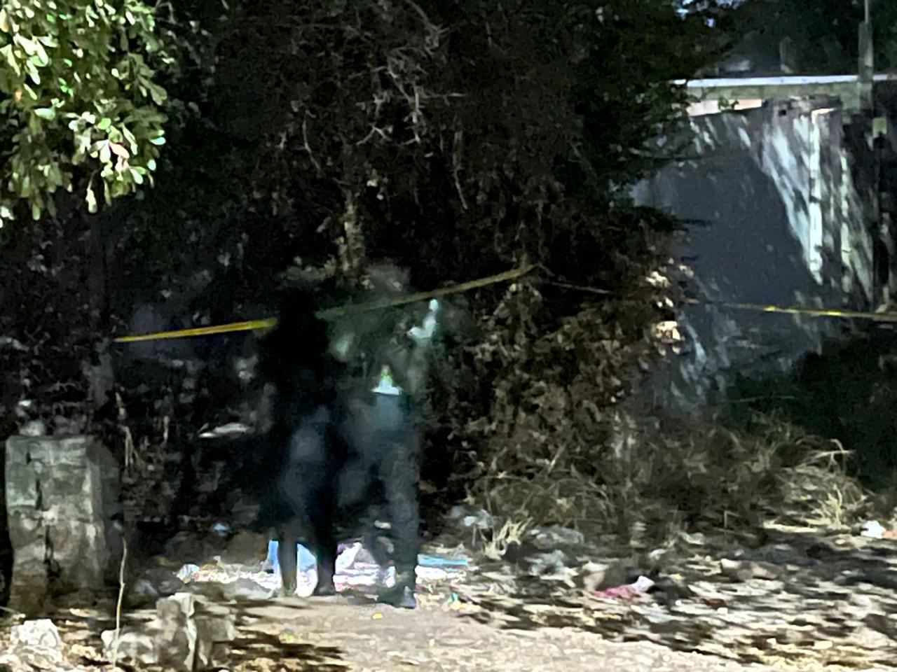 $!Hallan una mujer envuelta en cobijas en un camino de terracería de la colonia Villa Fontana, en Culiacán
