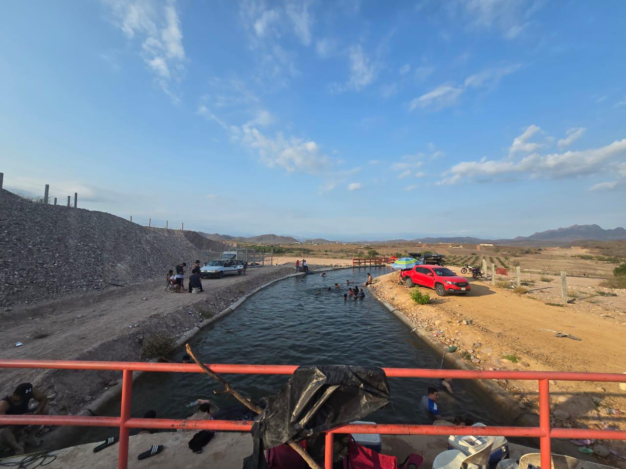 $!Convierten vecinos en balneario parte del canal de la presa Santa María