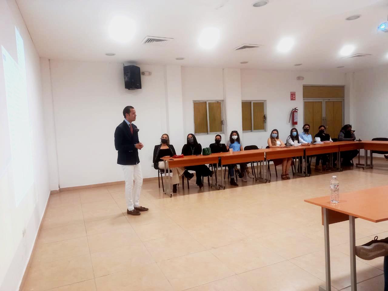 $!El diseñador Andrés Romo se encuentra con jóvenes escuinapenses