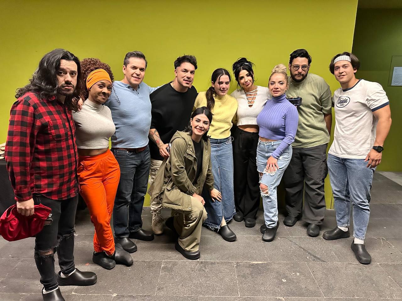 $!Tras su eliminación, los participantes toman la foto del recuerdo con Camila.