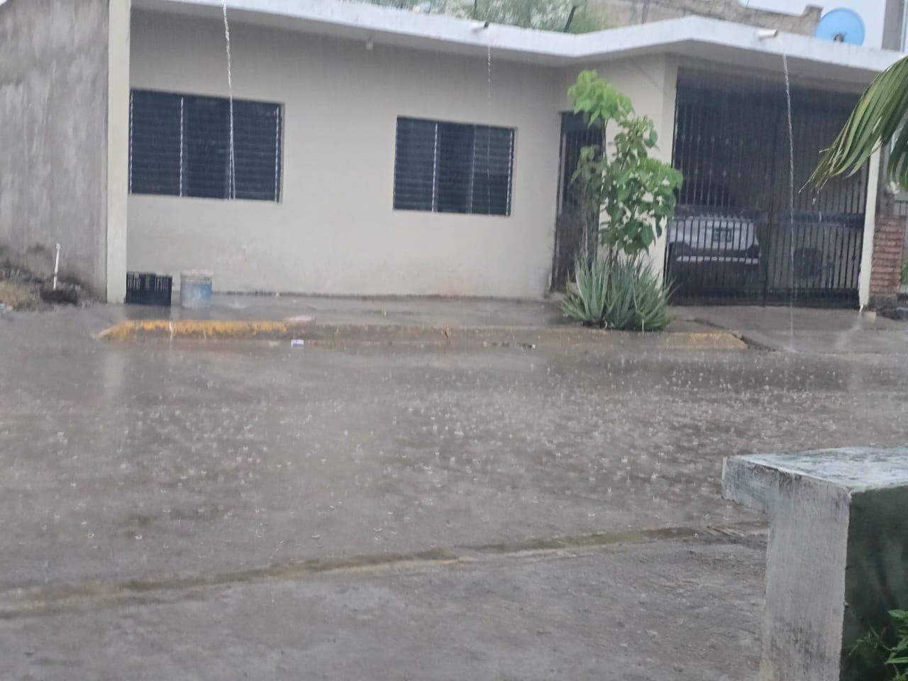 $!Fuertes vientos, truenos y lluvias se registran en Rosario