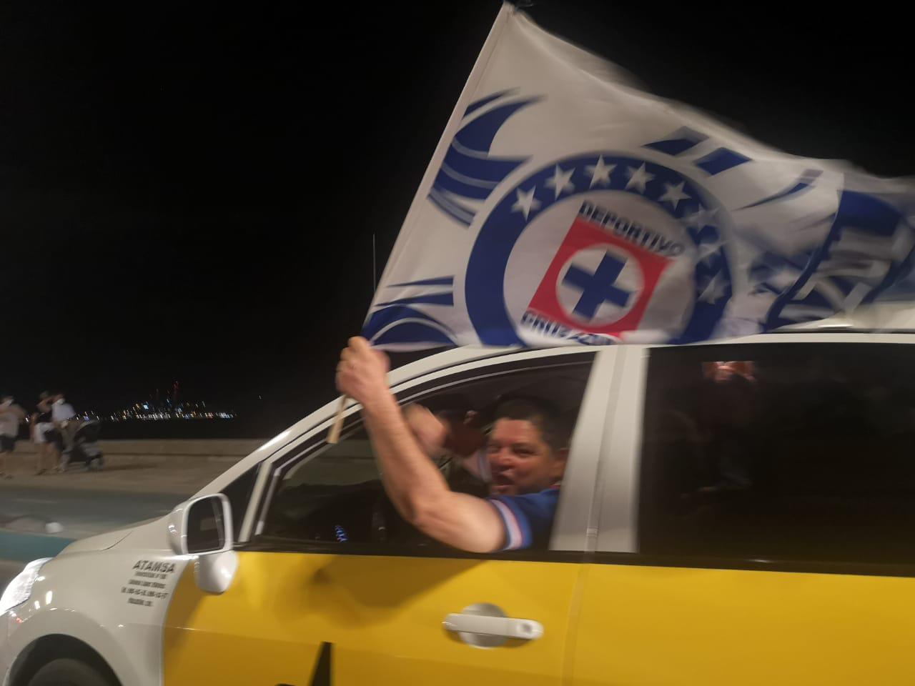 $!Aficionados en Mazatlán festejan el título del Cruz Azul