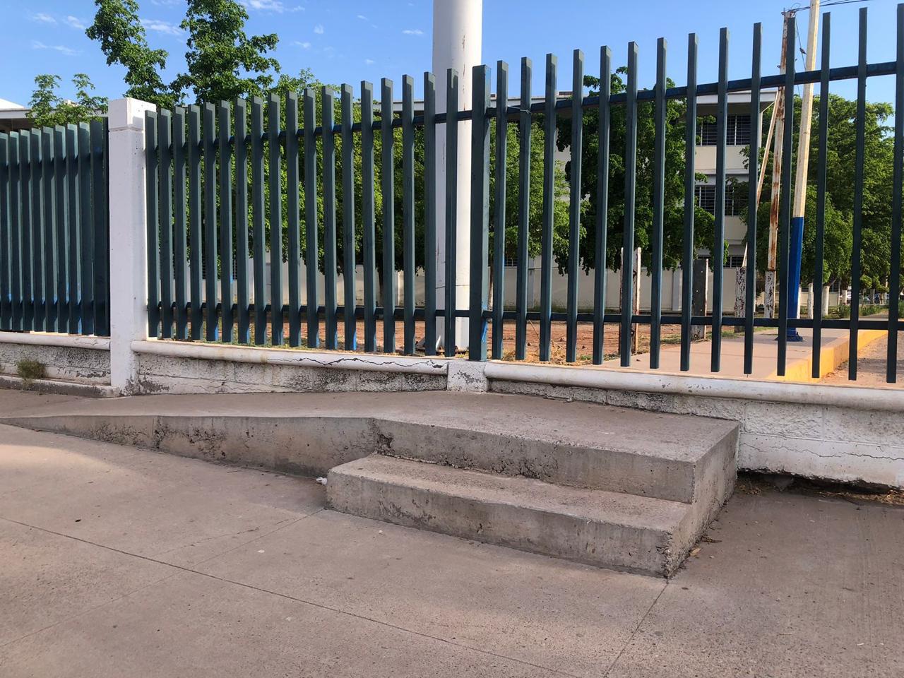 $!Profesor de la UAS en Los Mochis intenta dar clases y amenazan con despedirlo