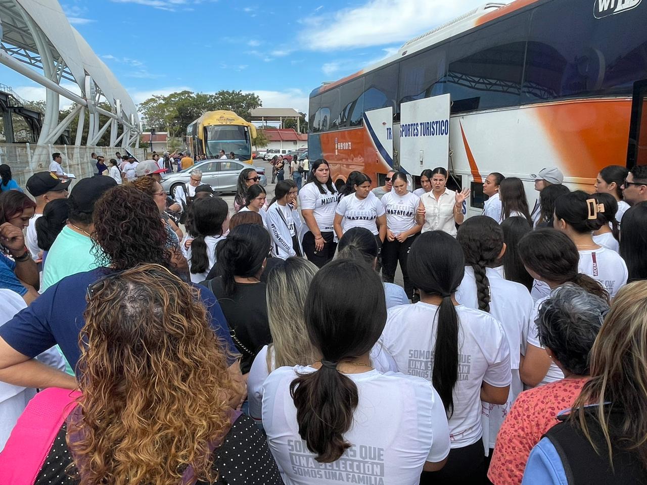 $!Llenas de ilusiones, parten delegaciones de softbol y voleibol de Mazatlán al estatal