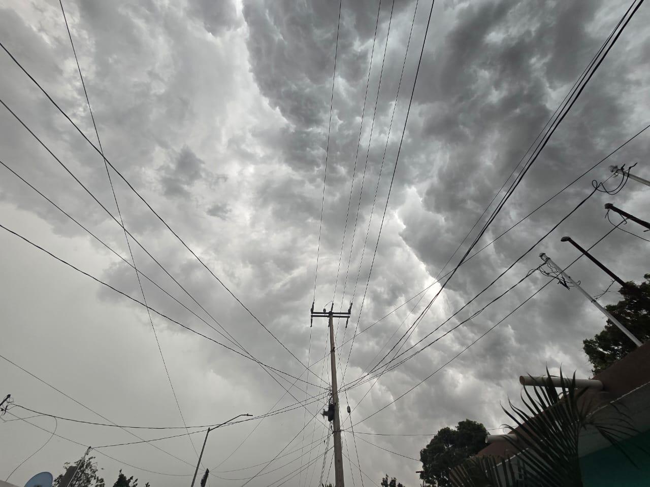 $!Fuertes vientos, truenos y lluvias se registran en Rosario