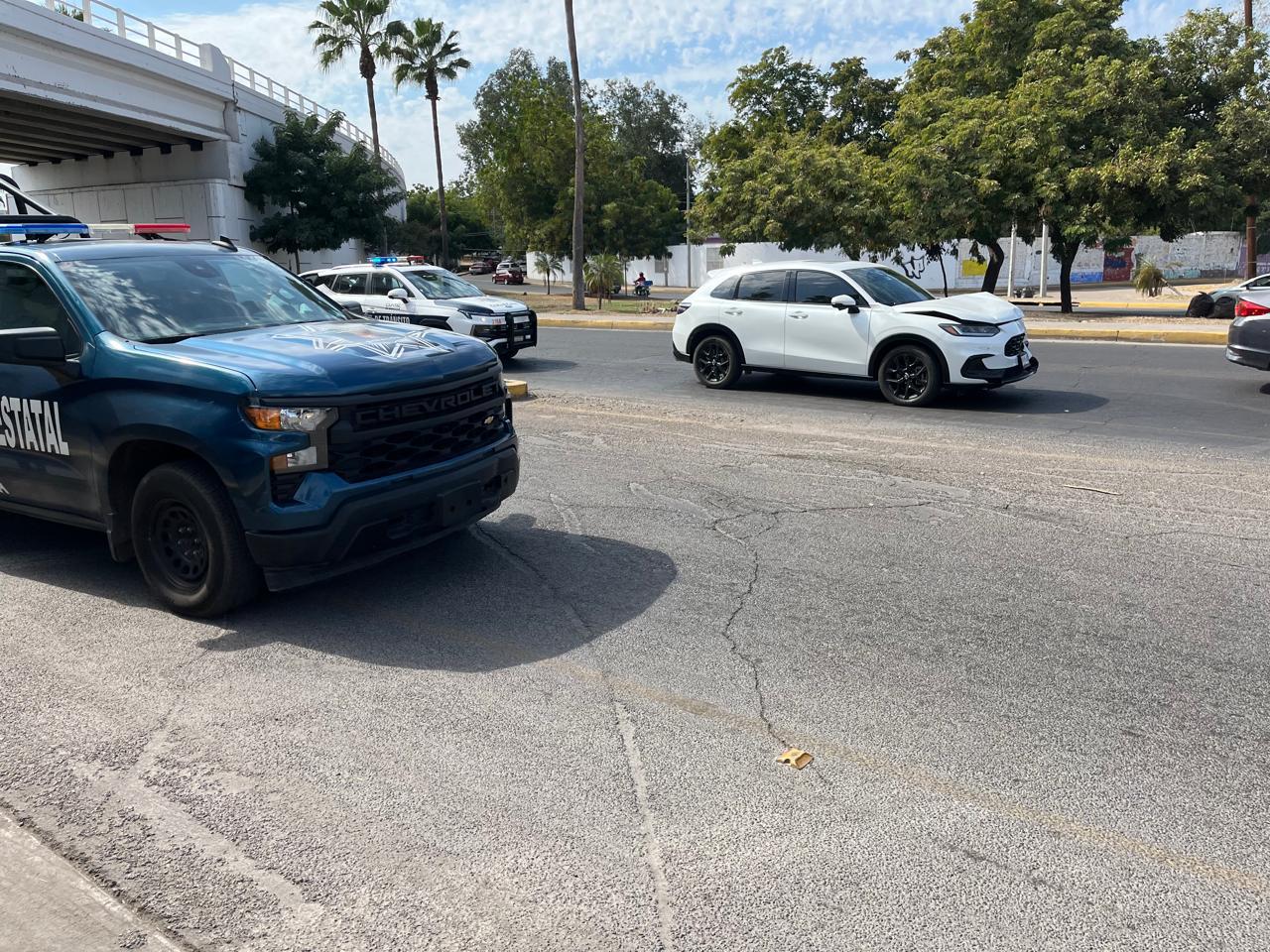 $!Civiles armados provocan un accidente vial y despojan un vehículo al norte de Culiacán