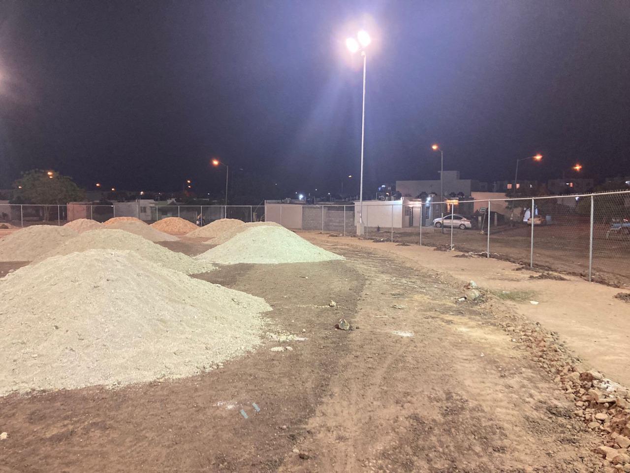 $!PIDS trabaja en la construcción de campo de softbol femenil en Alturas del Sur