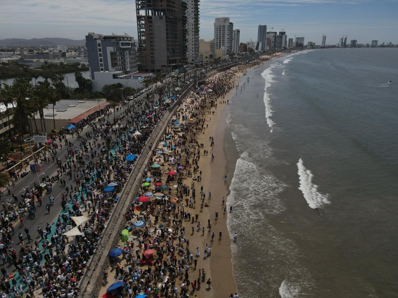 $!Se despiden del eclipse con música y alegría en las letras de Mazatlán, en el malecón