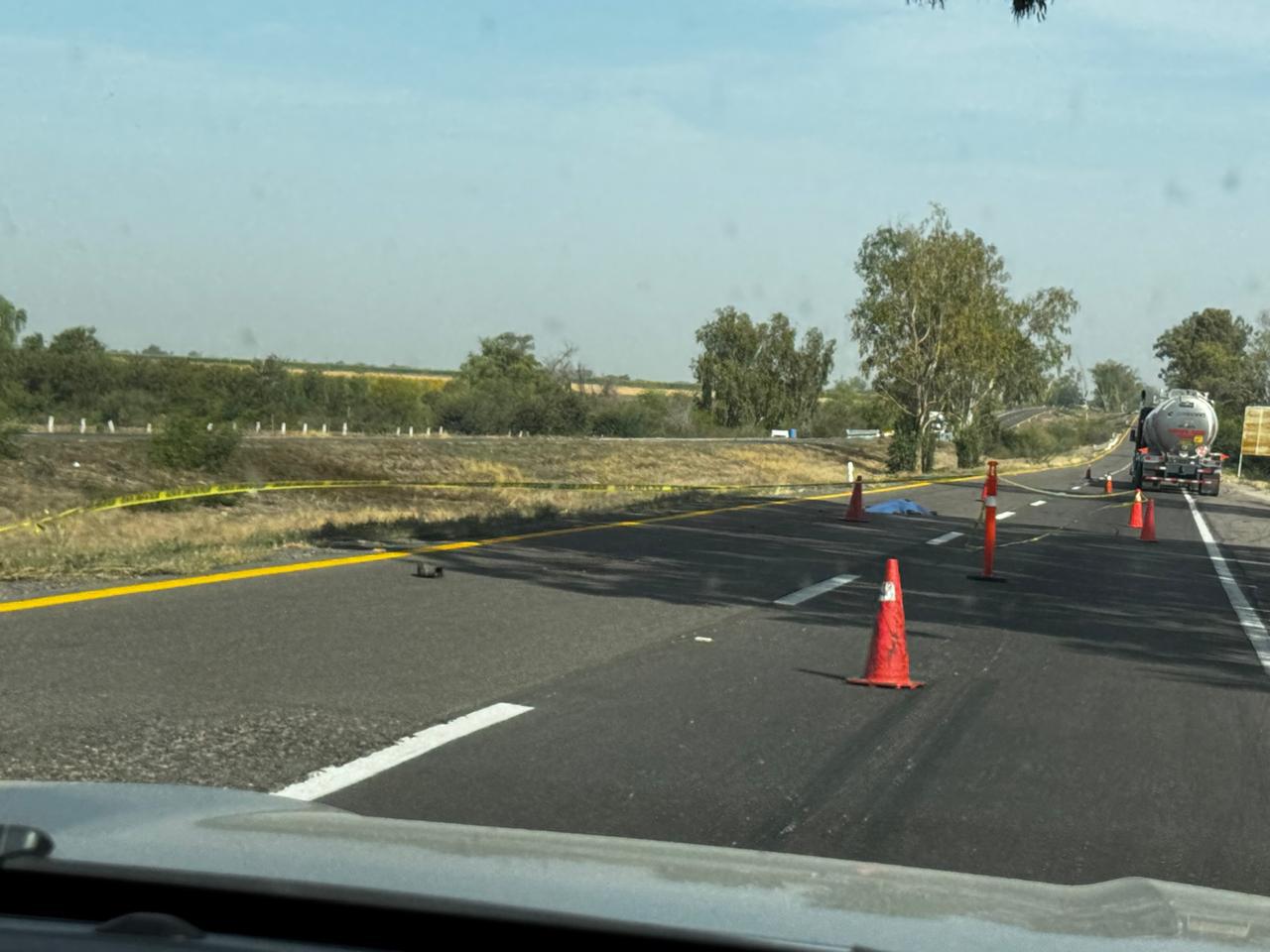 $!Hallan a persona sin vida en la autopista Mazatlán-Culiacán, al parecer atropellada