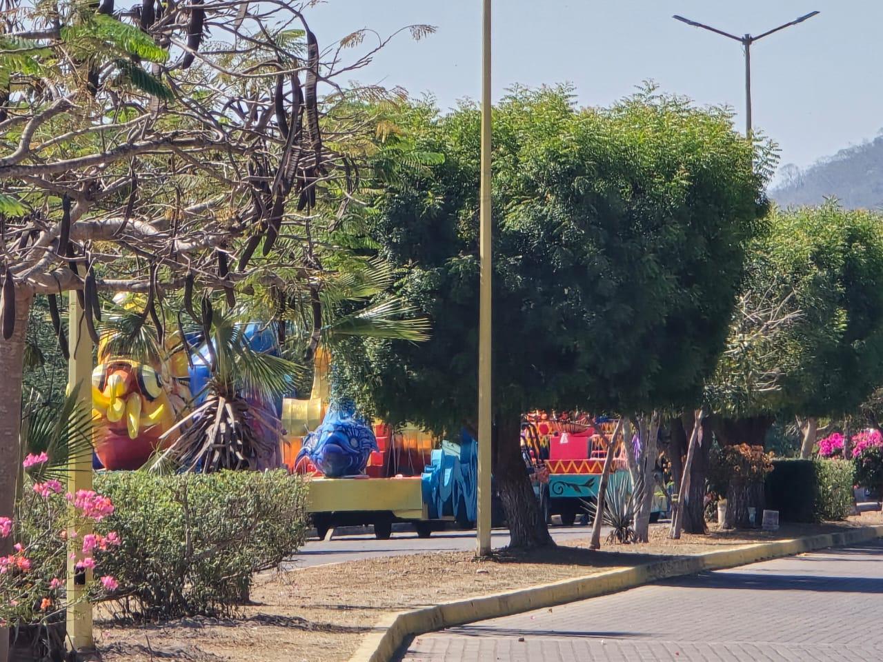 $!Carros alegóricos permanecen en el malecón de Rosario