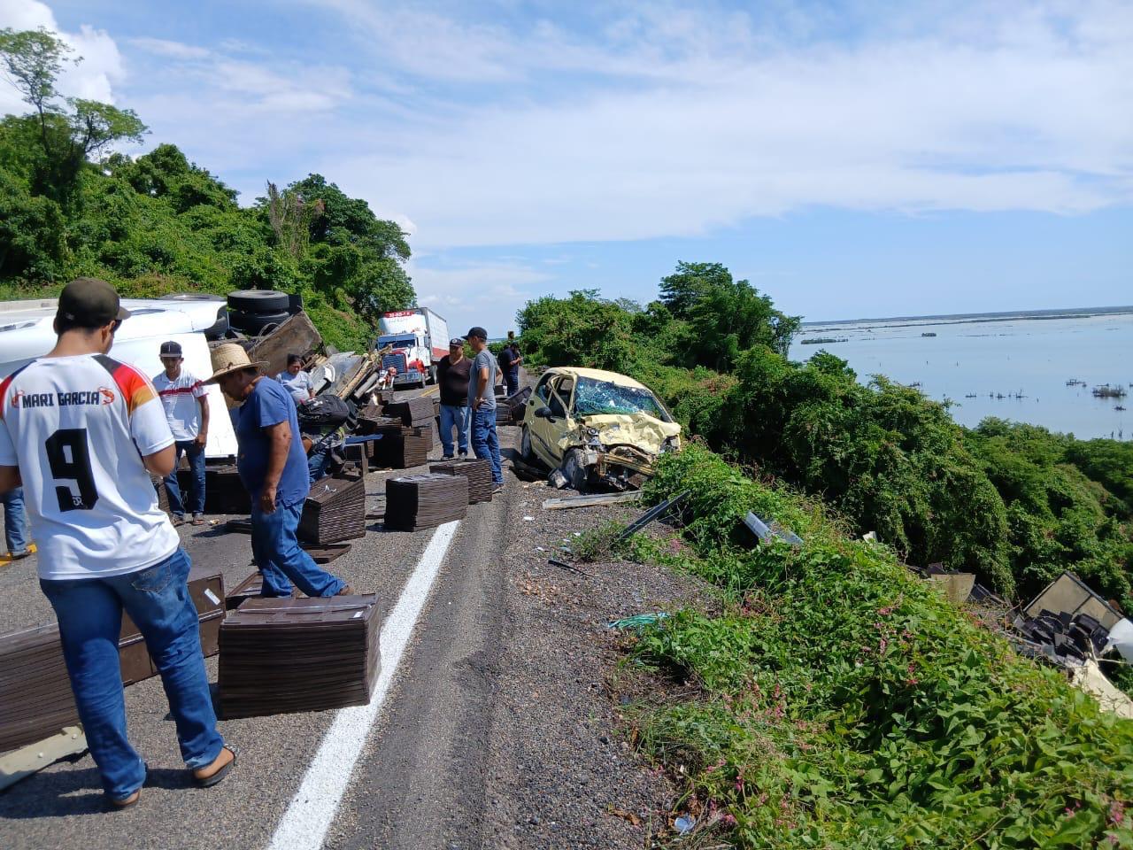$!Dos personas lesionadas y daños materiales deja carambola en carretera al sur de Escuinapa
