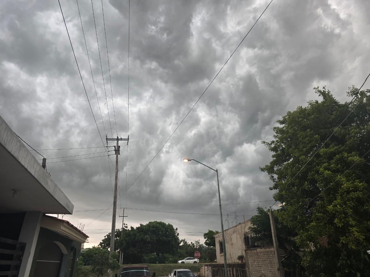 $!Fuertes vientos, truenos y lluvias se registran en Rosario